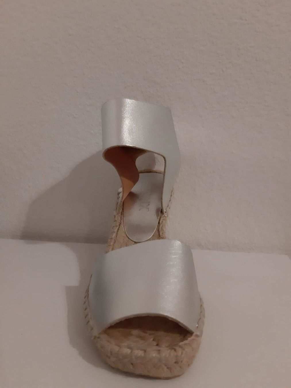 Scarpe da donna: Silbrige Damen Sandalen/ selten benutzt – Nuovo e nell'imballaggio originale da Zug venduto da alex___4 3