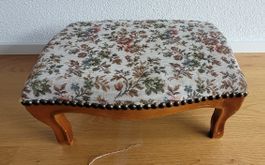 Vintage-Polsterfussbank mit floralem Gobelin-Stoff