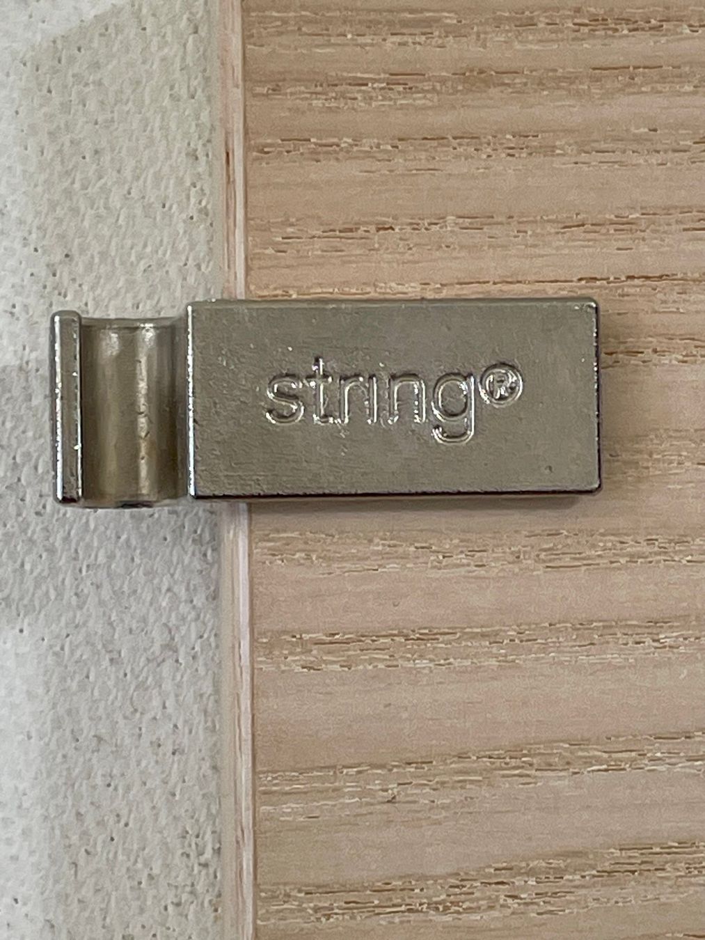 Regale: STRING Wandregal mit 8 Tablaren, weiss und helles Holz – Gebraucht aus Uhwiesen von malerbis 6