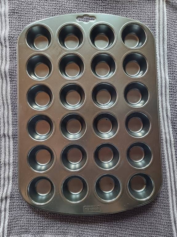 Teglie da forno: Back-Set - Muffinform + Deko & Papierförmchen – Usato da Allschwil venduto da BiHoh