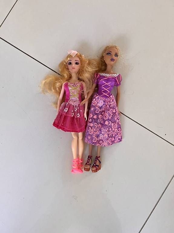 Puppen: Lot 2 Barbies princesses – Gebraucht aus Epalinges von Kallem
