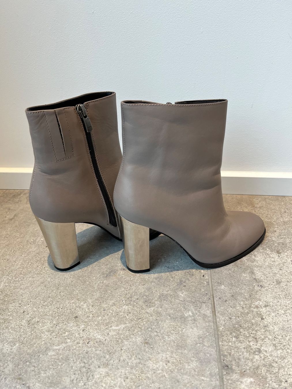 Kurt Geiger Scarpe da donna: Kurt Geiger Leder-Stiefelette in taupe – Usato da Ebmatingen venduto da Londoner18 2