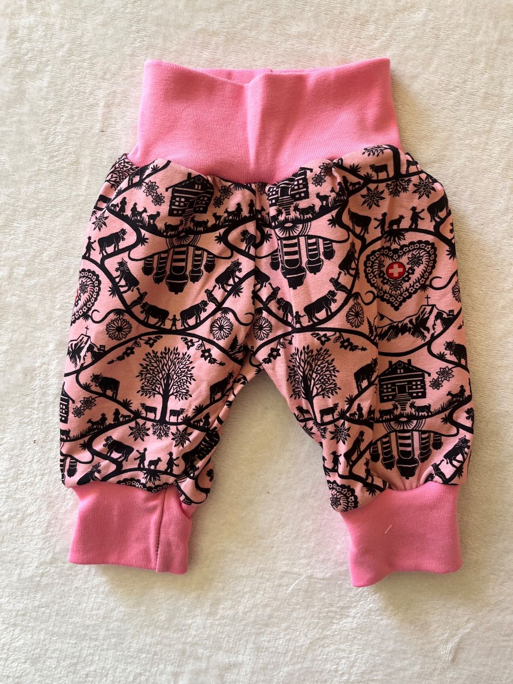 Pantaloni: 1 Kinderhose selbst genäht – Nuovo e nell'imballaggio originale da Büsserach venduto da bor_s88m