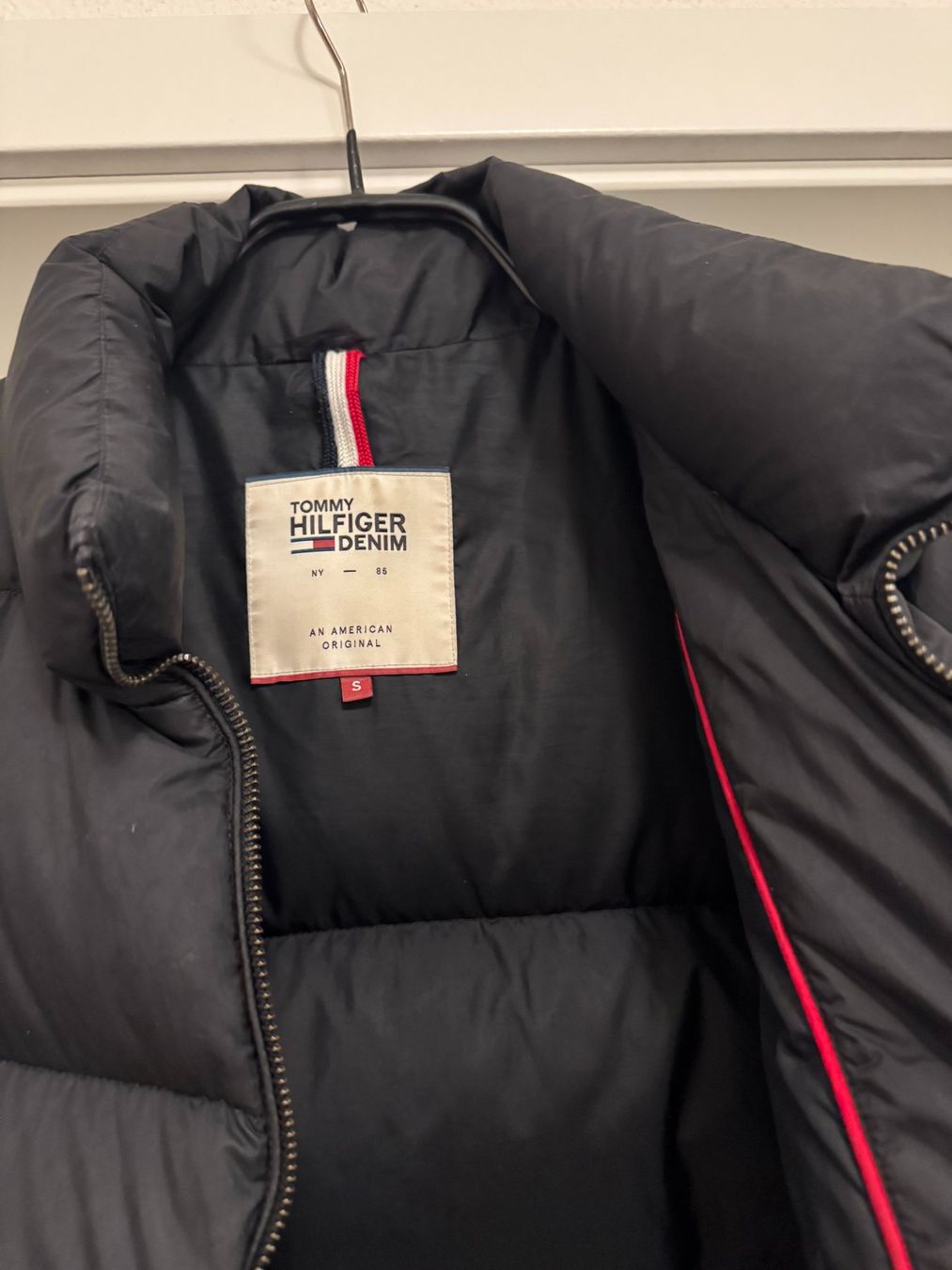 Tommy Hilfiger Giacche: Tommy Hilfiger Daunen-Jacke Grösse S – Usato da Spreitenbach venduto da Webtempel 2