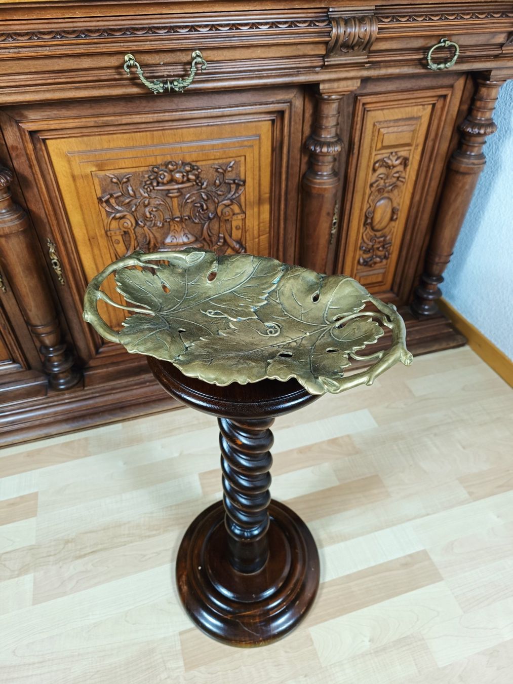 Piatti di portata: Messingtablett mit Weinblättern im Jugendstil – Usato da Steffisburg venduto da ZeitReise_ 1