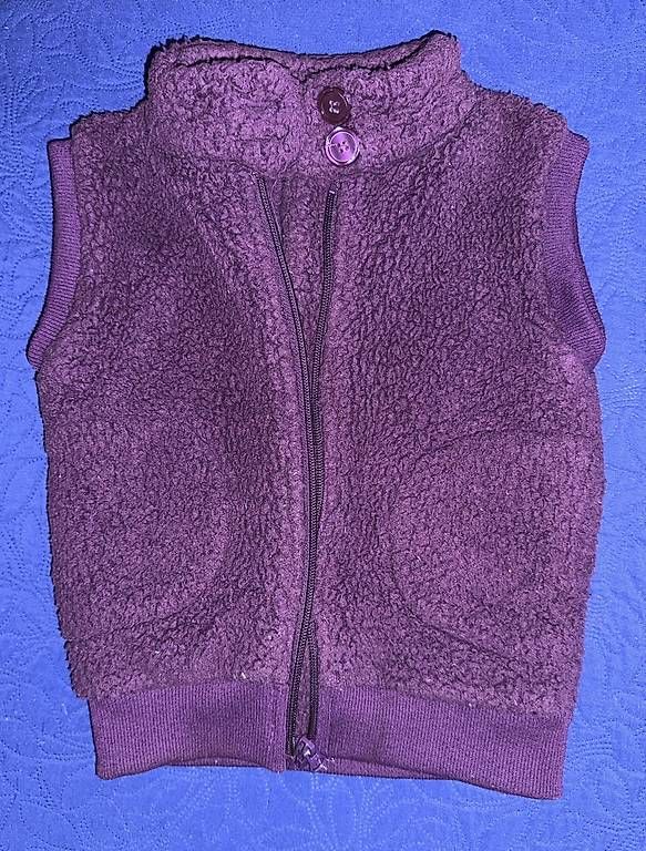 Autres vêtements fille: Teddyweste, lila, 98/104 – D'occasion à St. Gallen par EllyM.