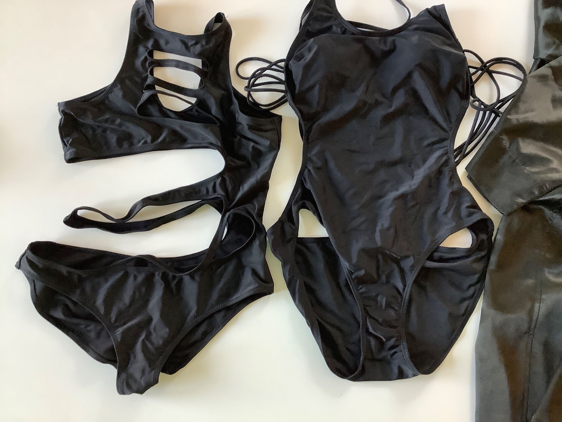 Costumi da bagno & Bikini: Zwei Badeanzüge und ein Bademantel – Usato da Triesen venduto da boston7