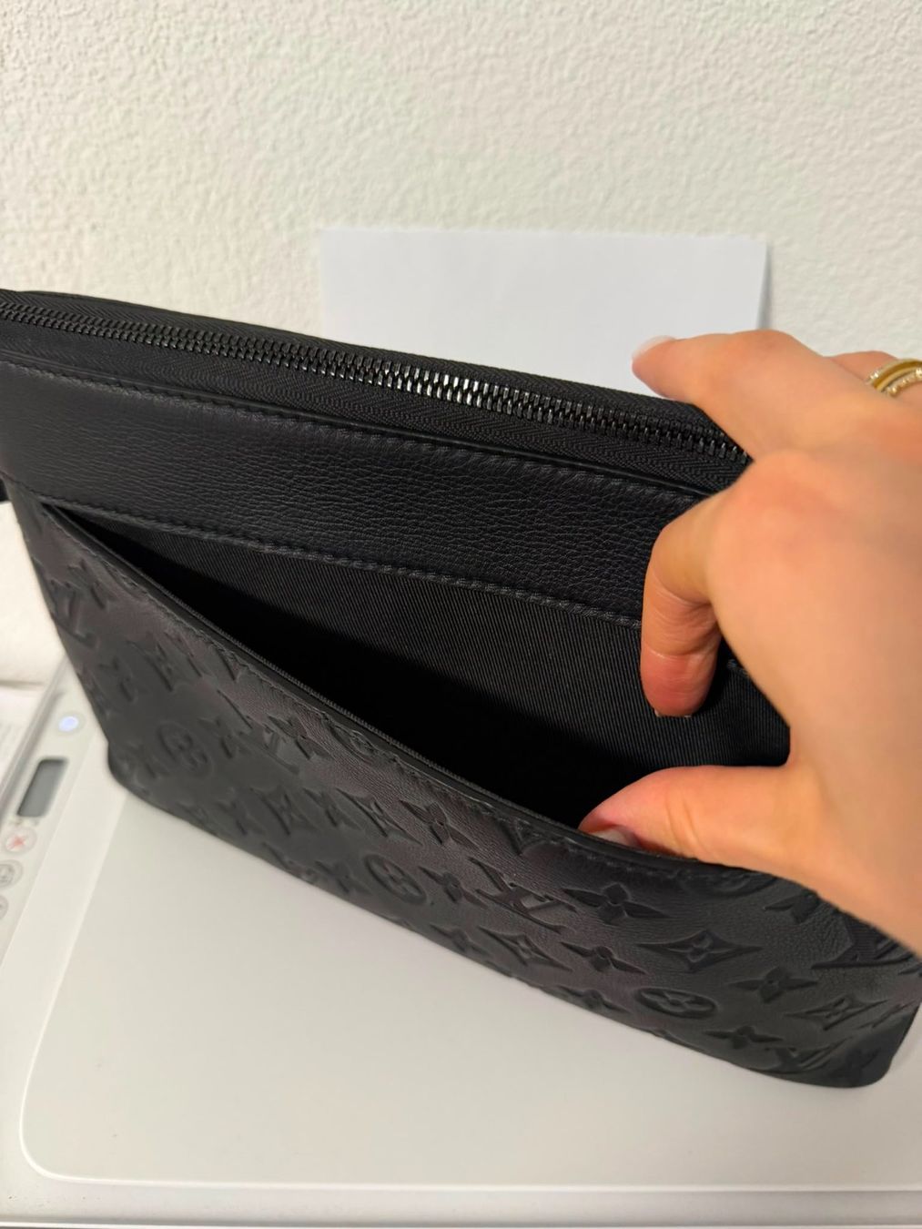Louis Vuitton Taschen: Louis Vuitton Pochette Voyage Souple - Monogram Shadow – Gebraucht aus Niederglatt ZH von ado_ffd7 3