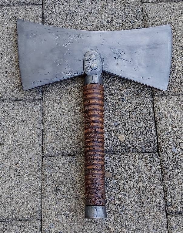 Tous les outils: Museales Zunft- oder Amtsbeil der Metzgerzunft datiert 1744 – D'occasion à Frasnacht par Carawill