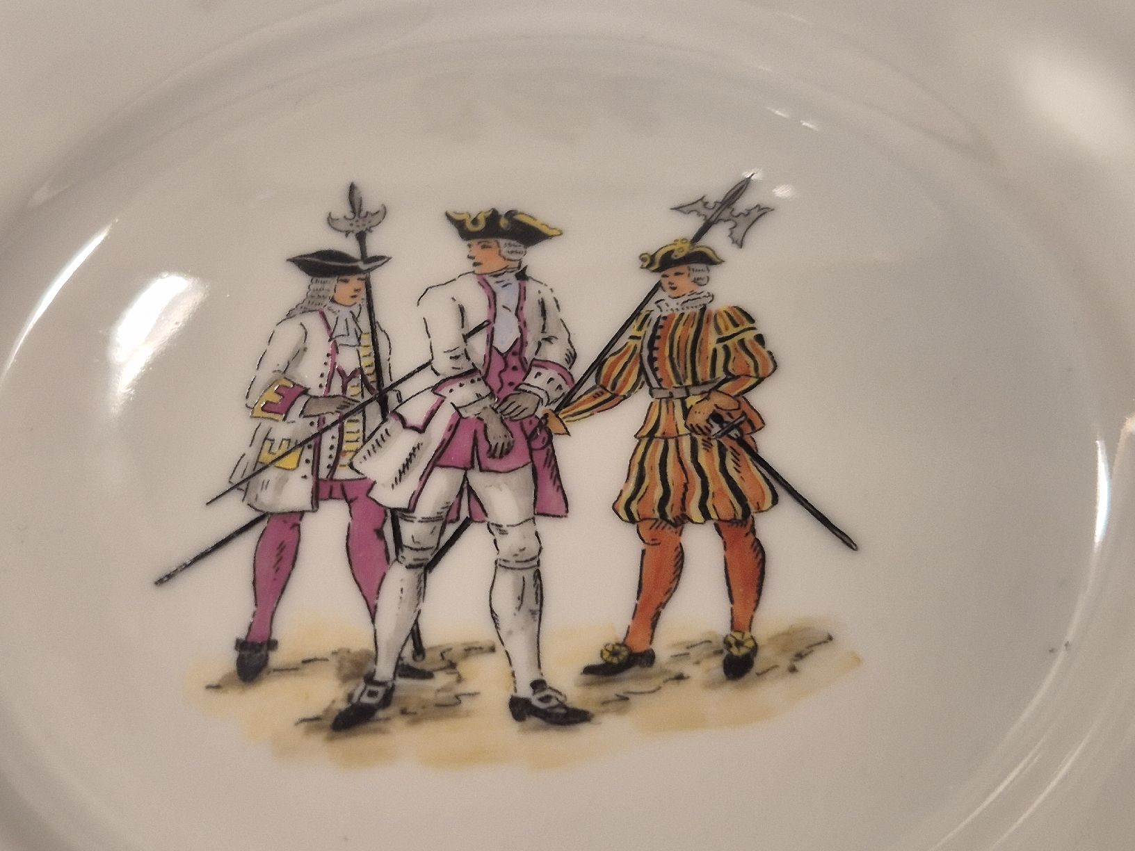 Geschirrsets: Set 6 Langenthal Mokkatassen + 4 Teller Schweizer Söldner – Gebraucht aus Thun von ThunerSammler 6