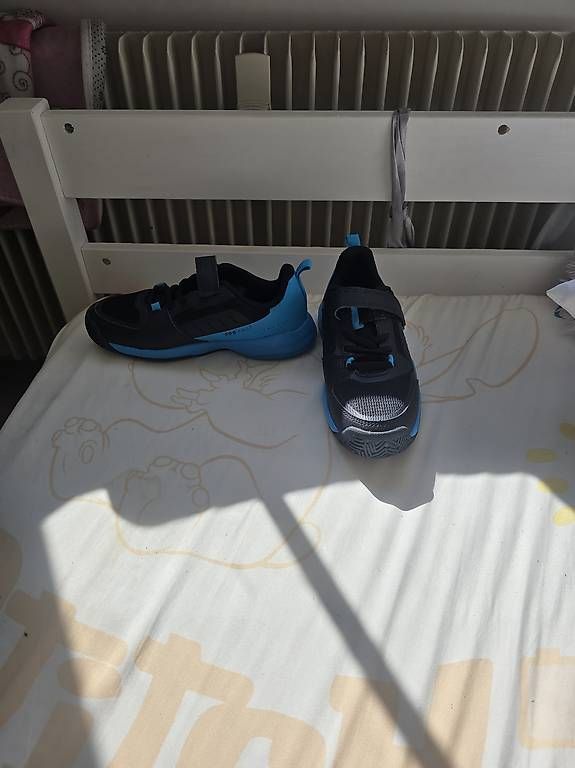 Schuhe für Jungen: Neue Hallenturnschuhe gr. 34 – Gebraucht aus Therwil von JosefinaV