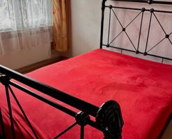 Schmiedeeisernes Bett mit passendem Spiegel und Konsole