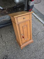 Nachttisch aus Holz mit Schublade und Tür, massiv