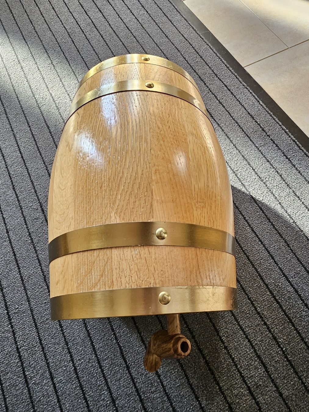 Altro: Holzfass mit Zapfhahn und Ständer Eiche – Usato da Gibswil venduto da Dapi 6