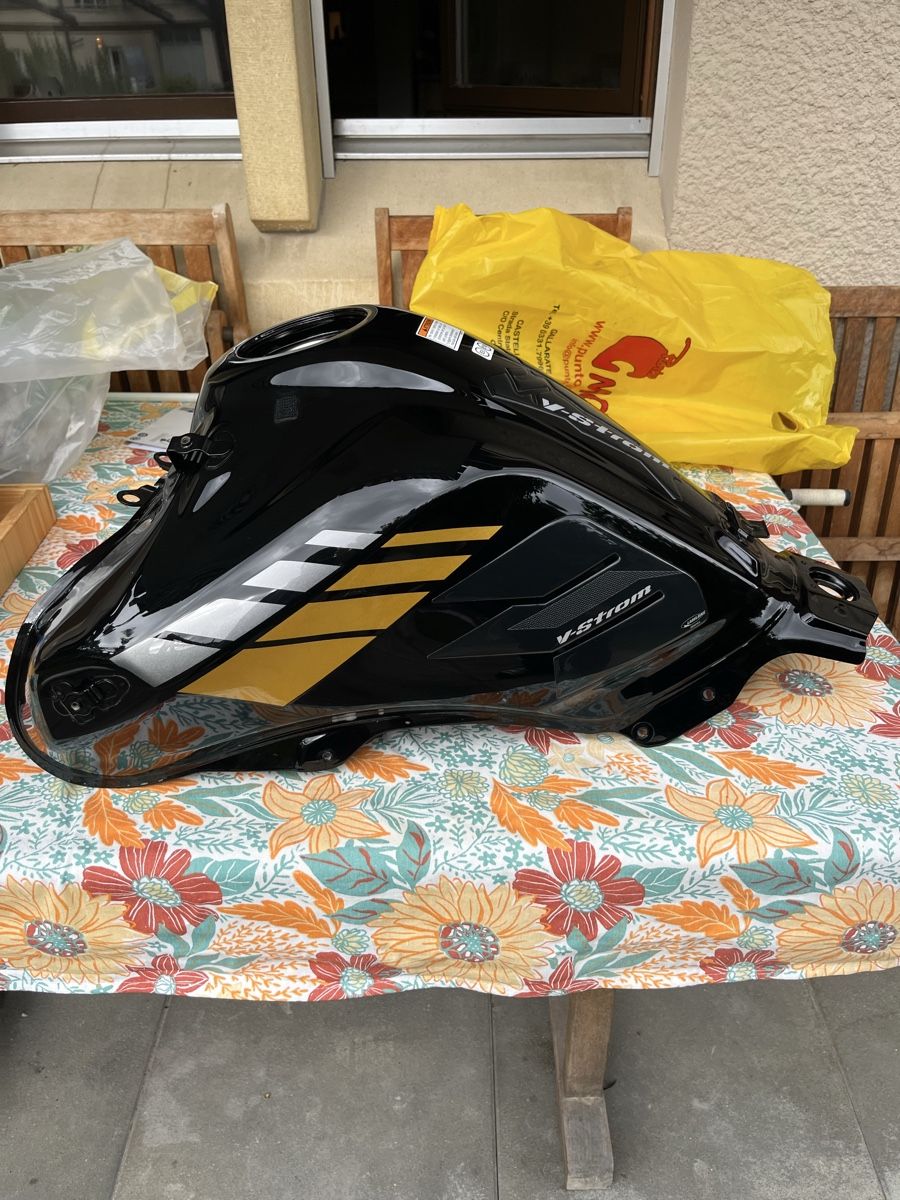 Suzuki Tutti i ricambio per moto: Tank Suzuki v Strom 650 – Usato da Langenbruck venduto da cde_tx7d 4