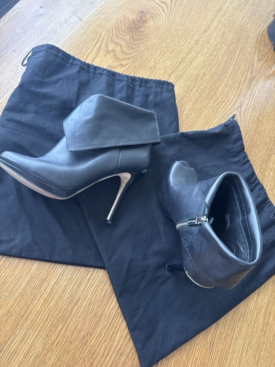 Michael Kors Scarpe da donna: Chic Black Leather Heeled Ankle Boots - Michael Kors – Usato da Oberglatt ZH venduto da Sale12 1