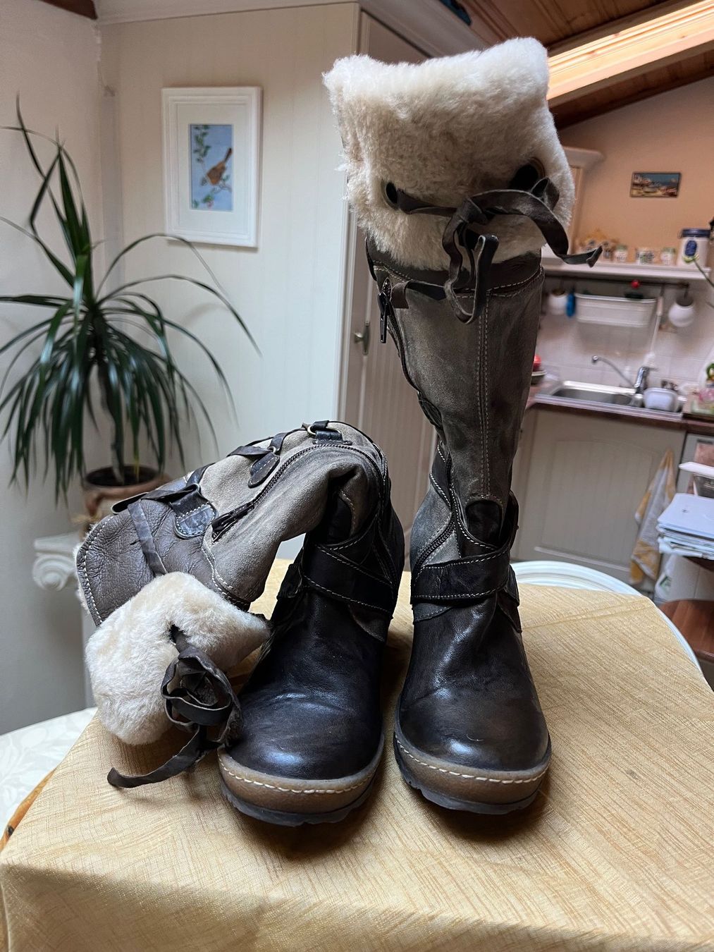 Chaussures femmes: Bottes en cuir et fourrure – D'occasion à Sion par dol_v5bk