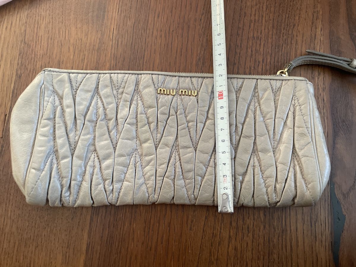 Miu Miu Borse da donna: Miu Miu Clutch Beige Leder – Nuovo (secondo la descrizione) da Niederglatt ZH venduto da ctulimp 5
