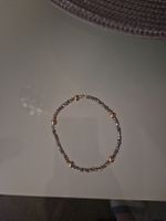 Elegantes Armband mit Glasperlen und goldenen Akzenten.