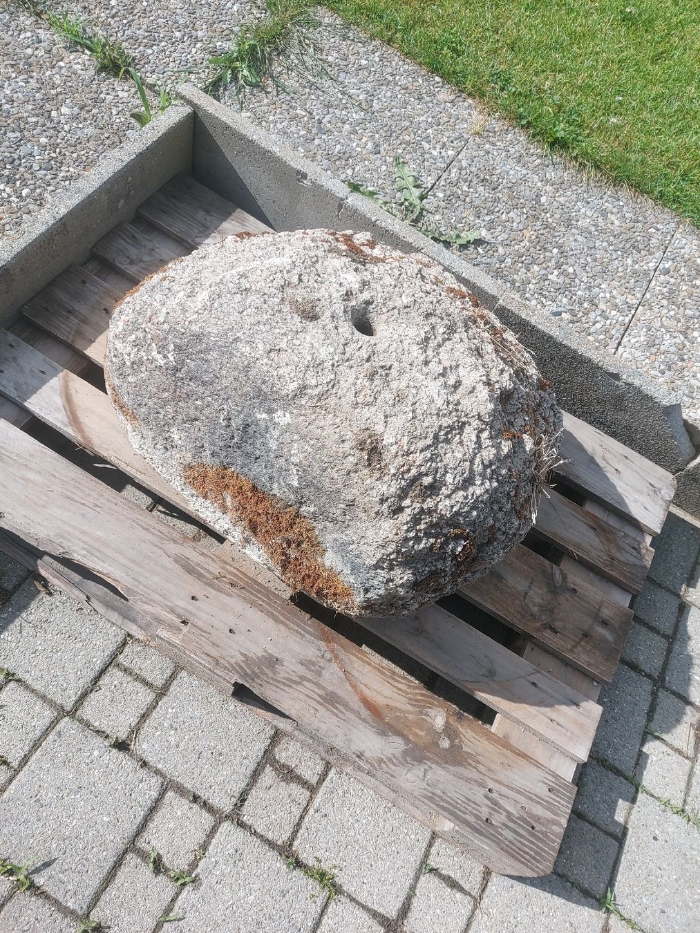 Teiche & Zierbrunnen: Ein Stein/Springbrunnen mit Loch – Gebraucht aus Trubschachen von Toefflibueb91 1