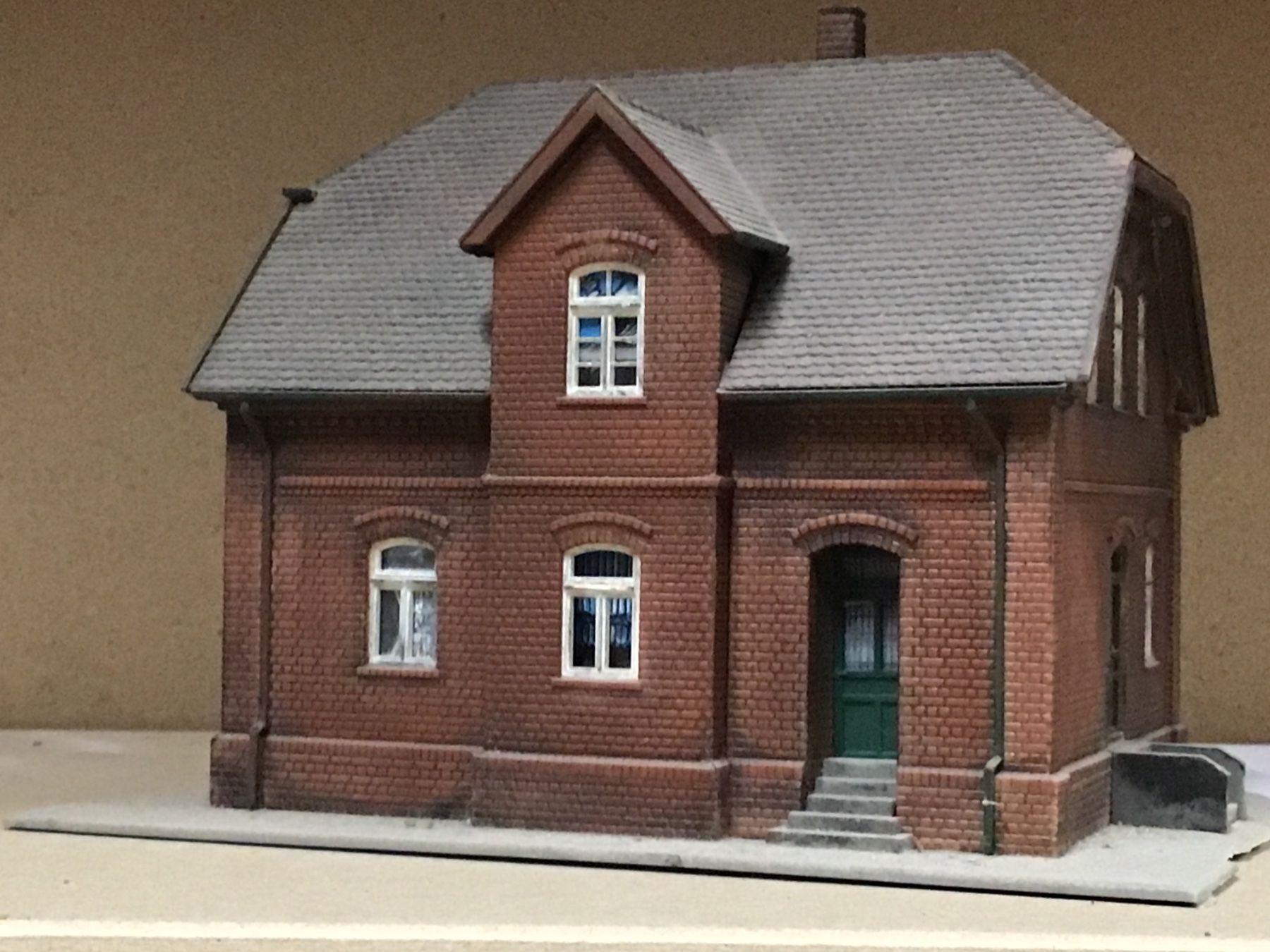 Modellini di ferrovie: H0 Altes Schulhaus – Usato da Männedorf venduto da Modellbau-wyss 1