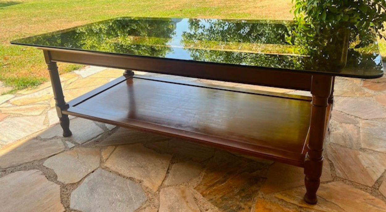 Tables: Table basse bois massif  avec tablette verre   135 x 75 cms – D'occasion à veyrier par cch_l58s 1