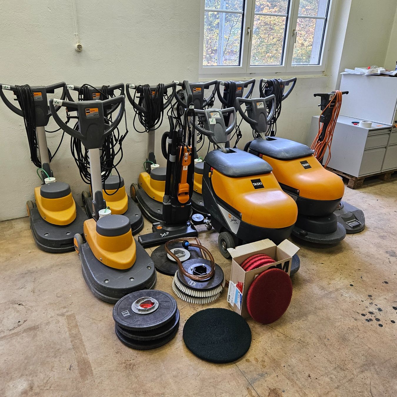 Taski Maschinen !!! Lot von 11 Maschinen (Gebraucht) in Niederdorf für ...