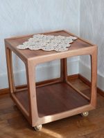 Würfelförmiges Tischchen aus Holz