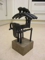 Skulptur abstrakte Bronze Stier mit Kleiderbügeln Hürlimann