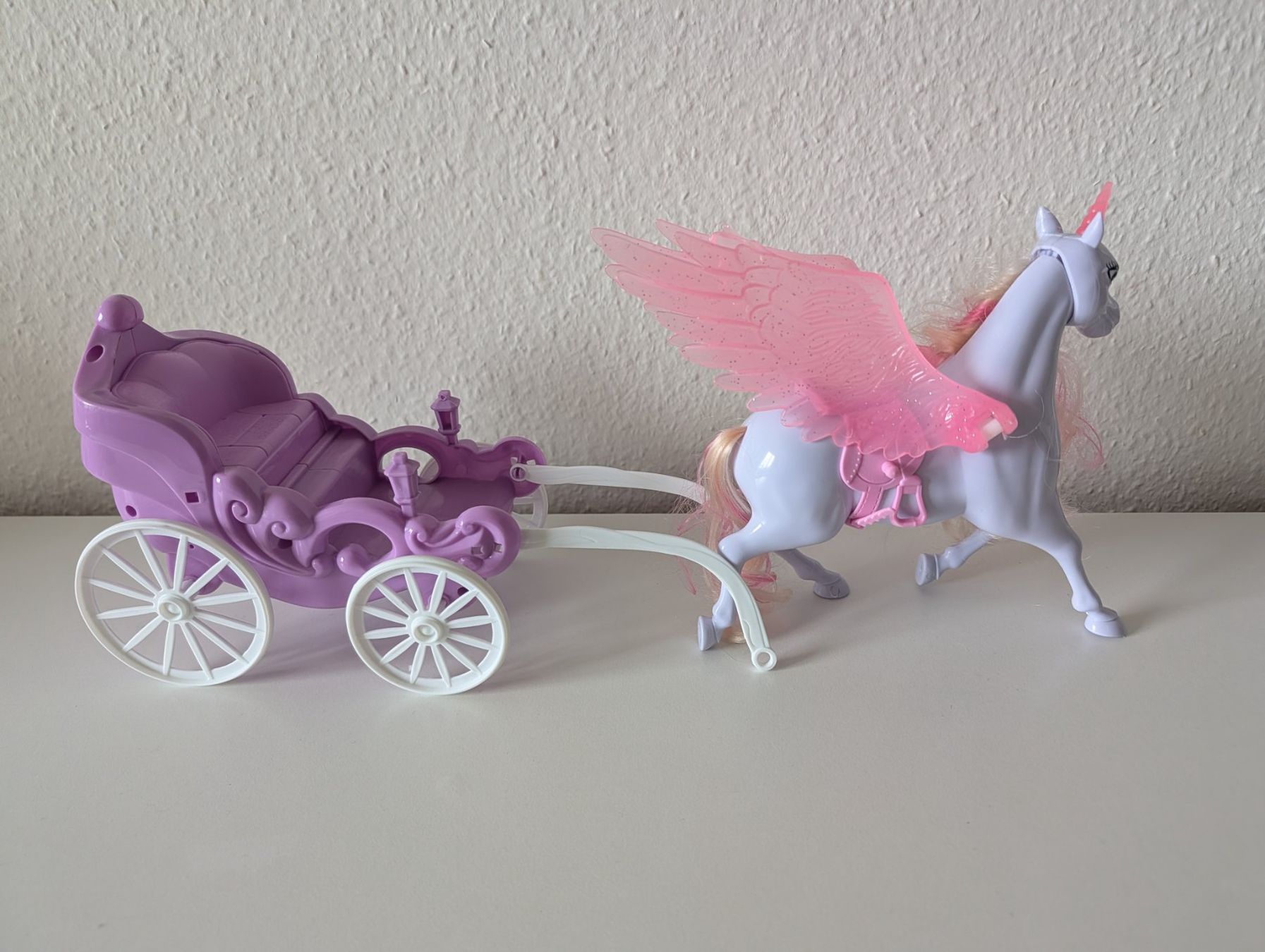 Spielzeuge: Märchenhafte Spielzeug-Kutsche mit Einhorn / Pegasus – Gebraucht aus Zürich von eflohmi 1