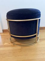 Pouf coffre en velours noir et métal doré (Maisons du Monde)