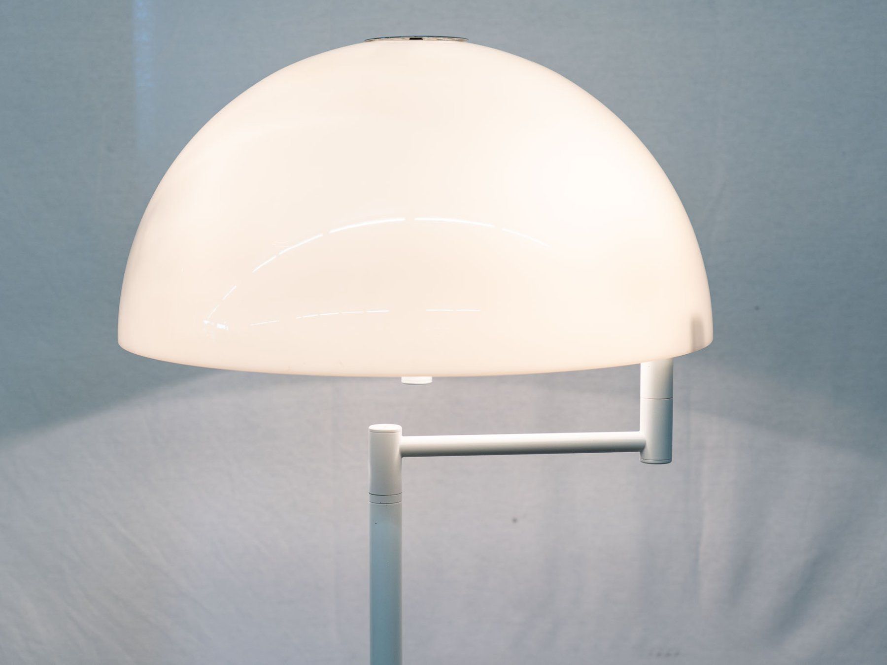 Lampade: Stehleuchte - Schwenkarm, Halbkugel, weiss - Ref. 06/30 – Usato da Au ZH venduto da BrockiAu 2
