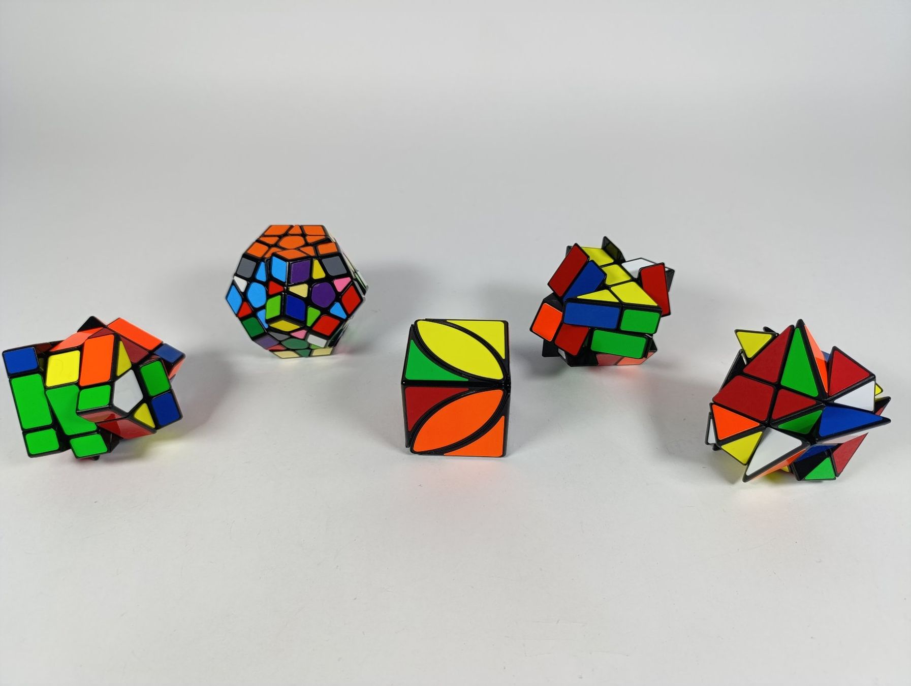 Giochi: 5 Rubik's cubes de différentes formes – Usato da Thielle venduto da Plusvalue_Neuchatel