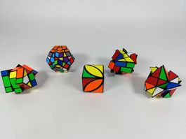 5 Rubik's cubes de différentes formes