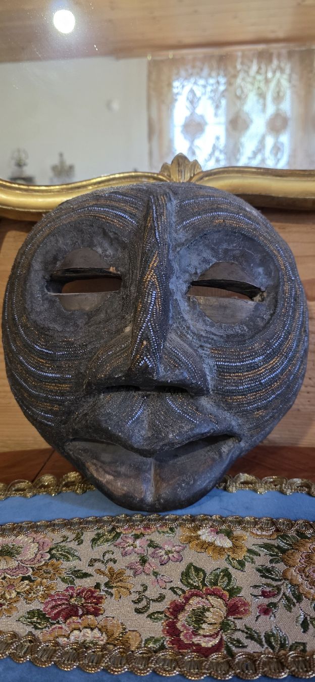 Altro in Antiquarato & Arte: Antike perlenbesetzte Maske der Bamileke "Mann" – Usato da Wolfhalden venduto da Nati-Nati