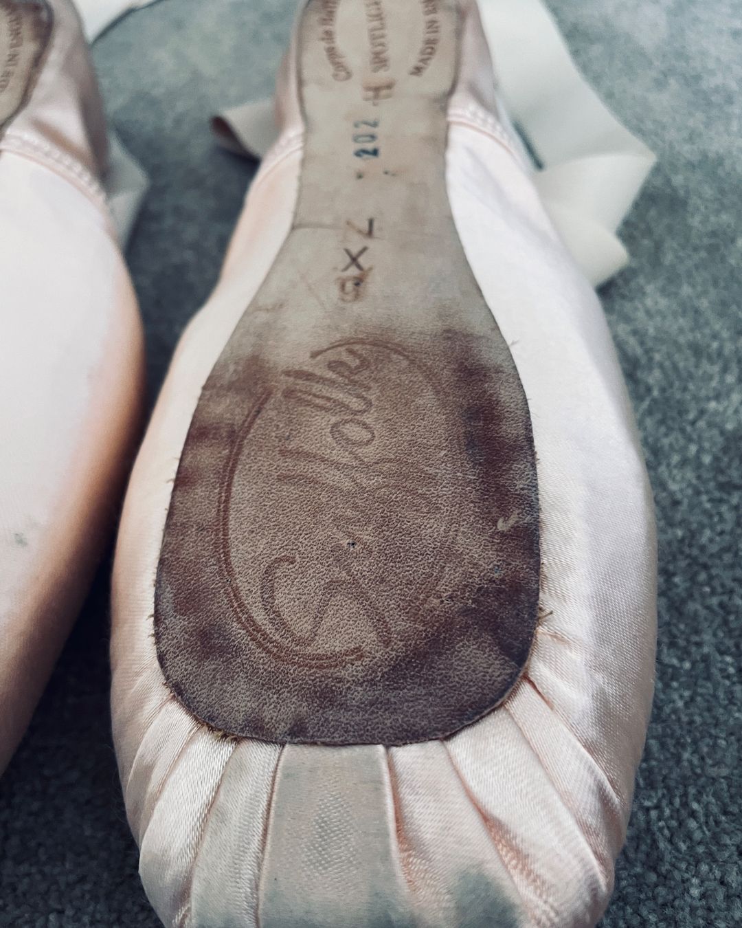 Damenschuhe: Pointes de danse Suffolk Spotlight taille 6 XN avec rubans – Gebraucht aus Jussy von Retrove 3