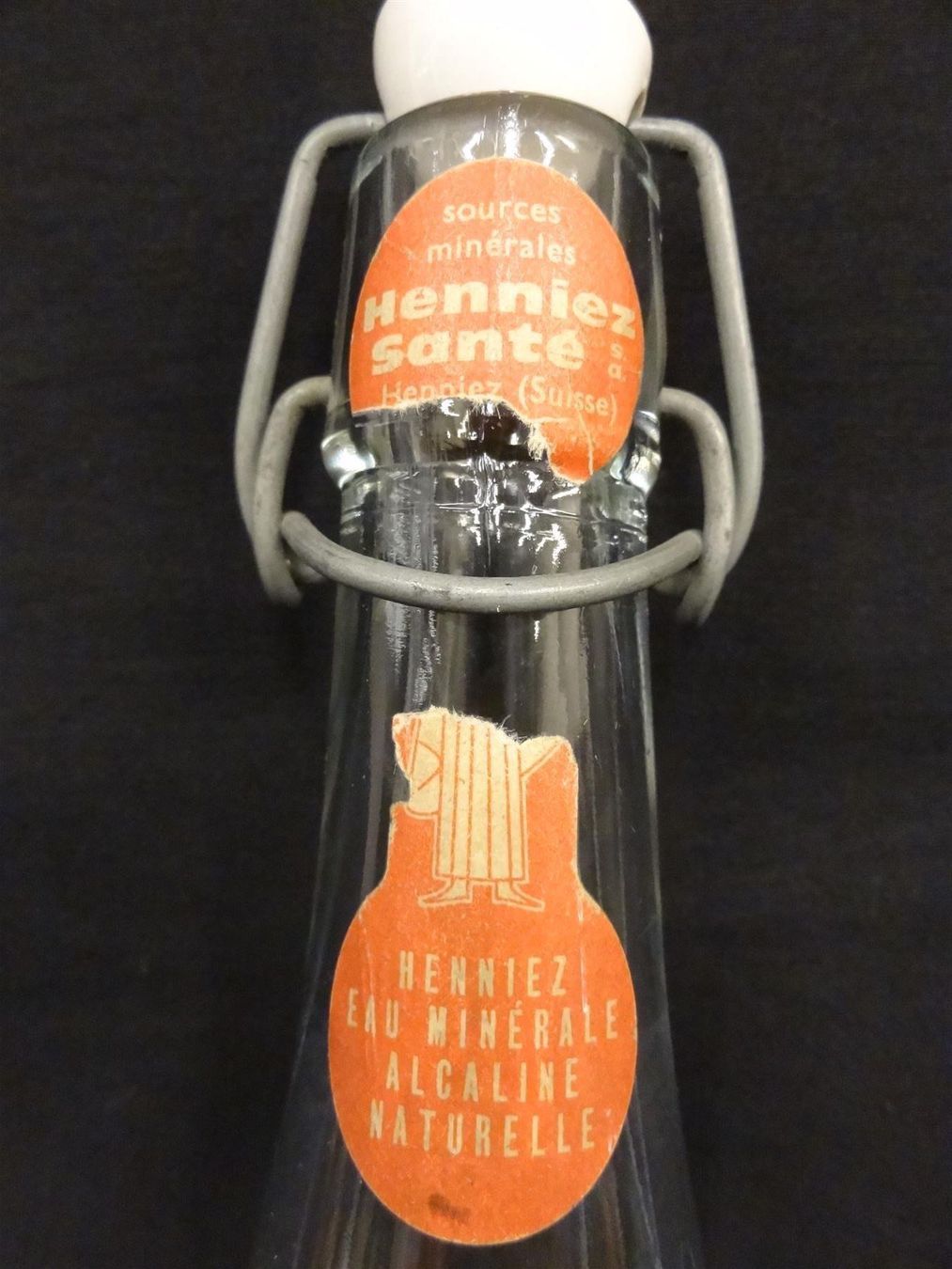 Bicchieri, Caraffe & Bottiglie: alte Flasche HENNIEZ SANTÉ – Usato da Kerzers venduto da Flaschenposten 4
