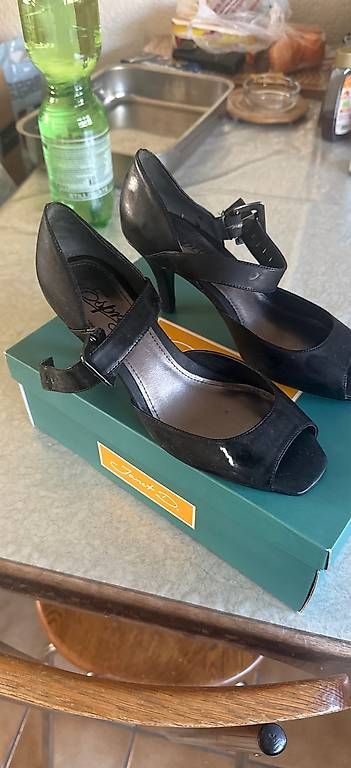 Damenschuhe: Neue Esprit Schuhe Grösse 39 – Gebraucht aus Seltisberg von gul_wv9k