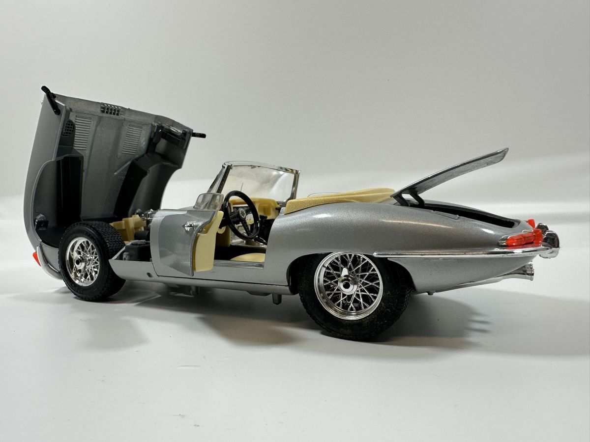 Bburago Modellini d'auto: 1961 Jagaur E Type Cabriolet 1:18, silbrig, BBURAGO – Usato da Zofingen venduto da rf9_x2xt 7