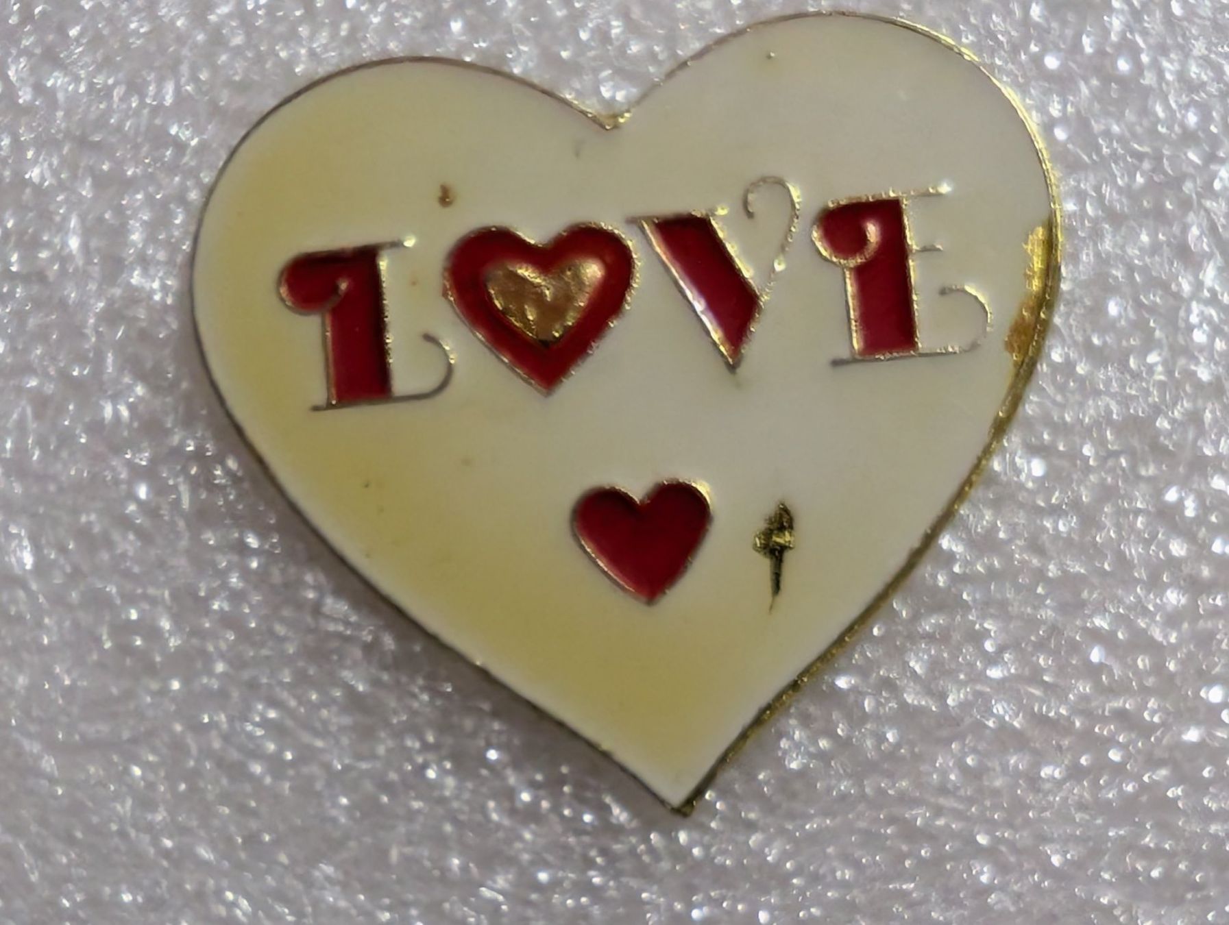 Plaketten & Abzeichen: Ansteckpin 144: Love – Gebraucht aus Oppligen von Pin-Fall-Shop