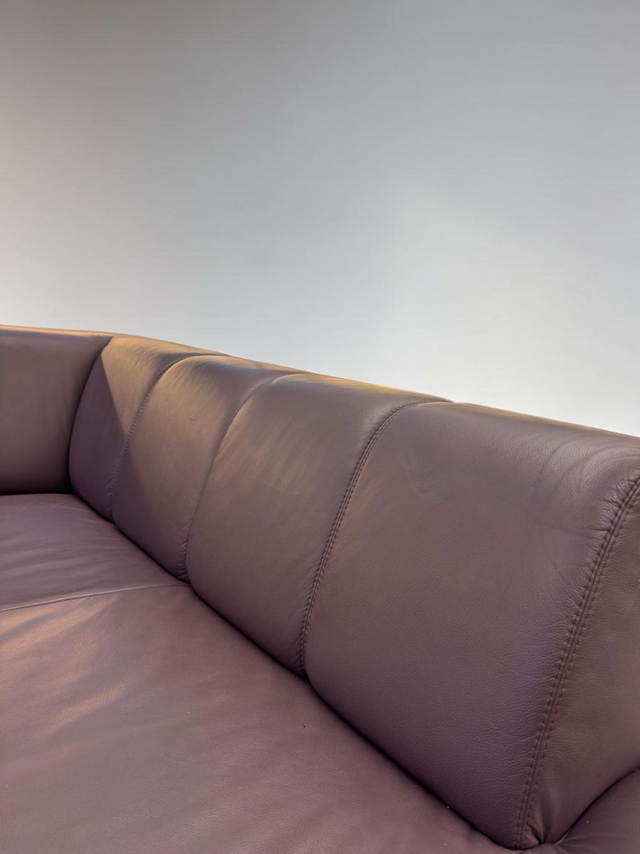 Sofas: Ecksofa mit longchair aus violettem Echtleder – D'occasion à Fehraltorf par Sofalab.swiss 2