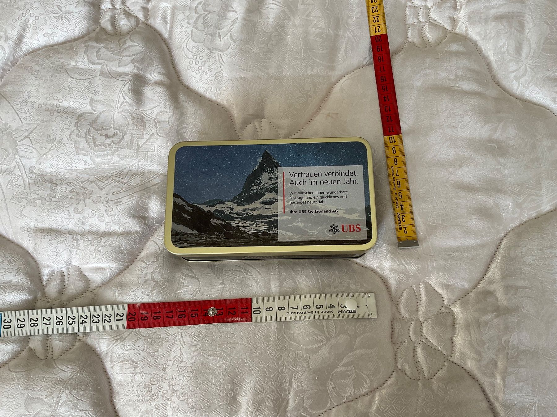 Contenitori & Simili: Blechdose mit Scharnier, UBS, Guetzlibox, 16.2x9.2x4.5 cm – Usato da Regensdorf venduto da Polo101