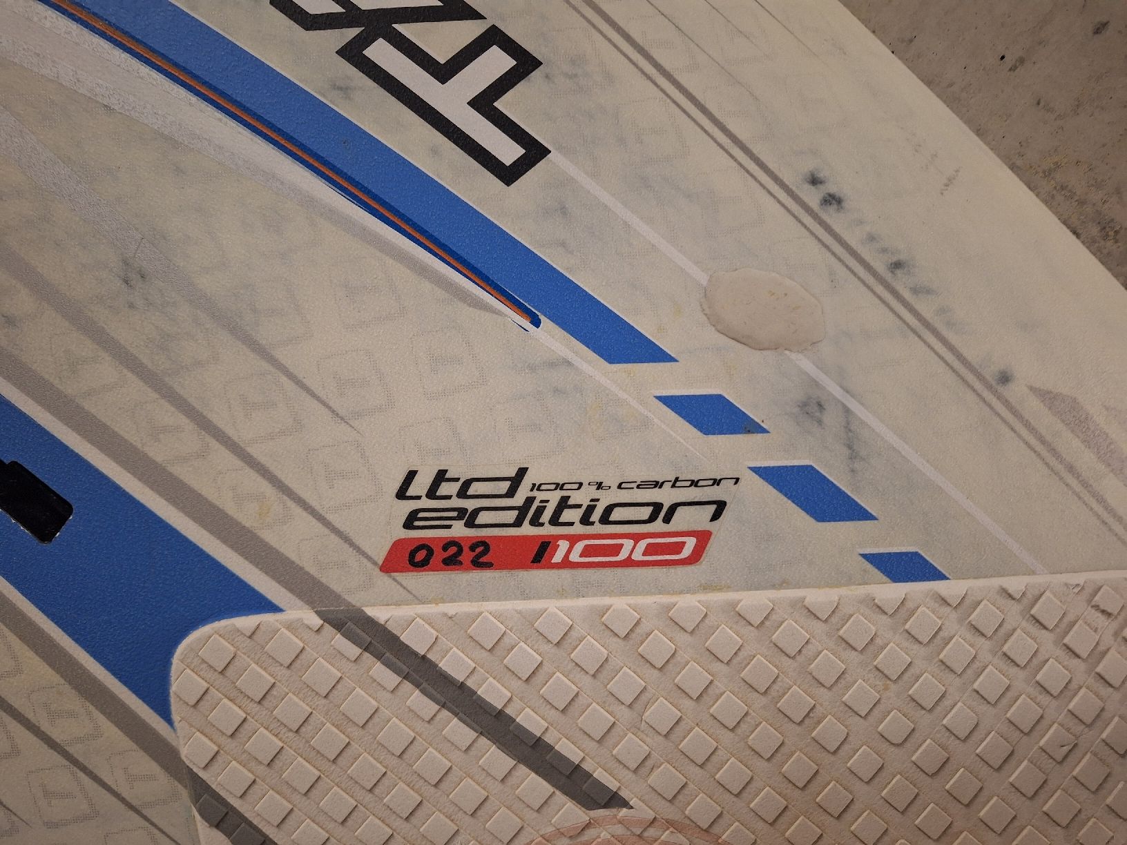Surfboards & Schwimmbrette: Windsurfbrett Tabou Rocket 125l 69cm 245cm Ltd Carbon – Gebraucht aus Winterthur von yy1 2