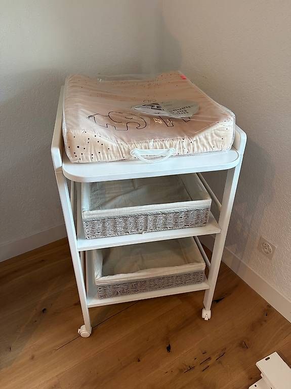 Tables à langer & accessoires: Wickelkommode mit Zubehör – D'occasion à Felsberg par Riggel 2