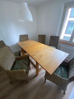 Tisch mit Esszimmerstühlen