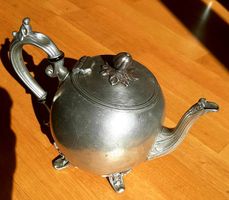 Théière ancienne décorative en étain
