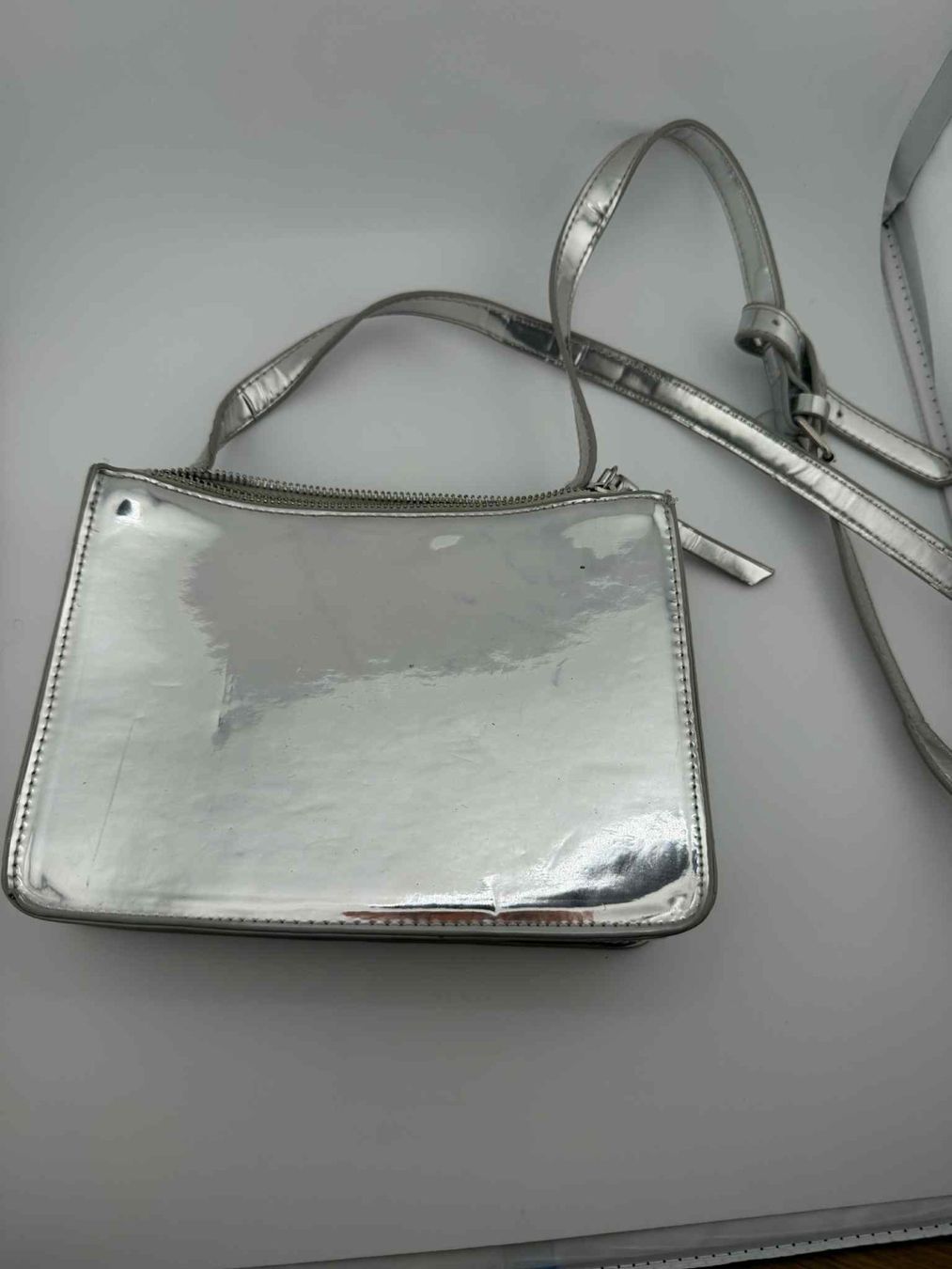Taschen: Silberne Handtasche ✅ – Gebraucht aus Riehen von edu_92w7