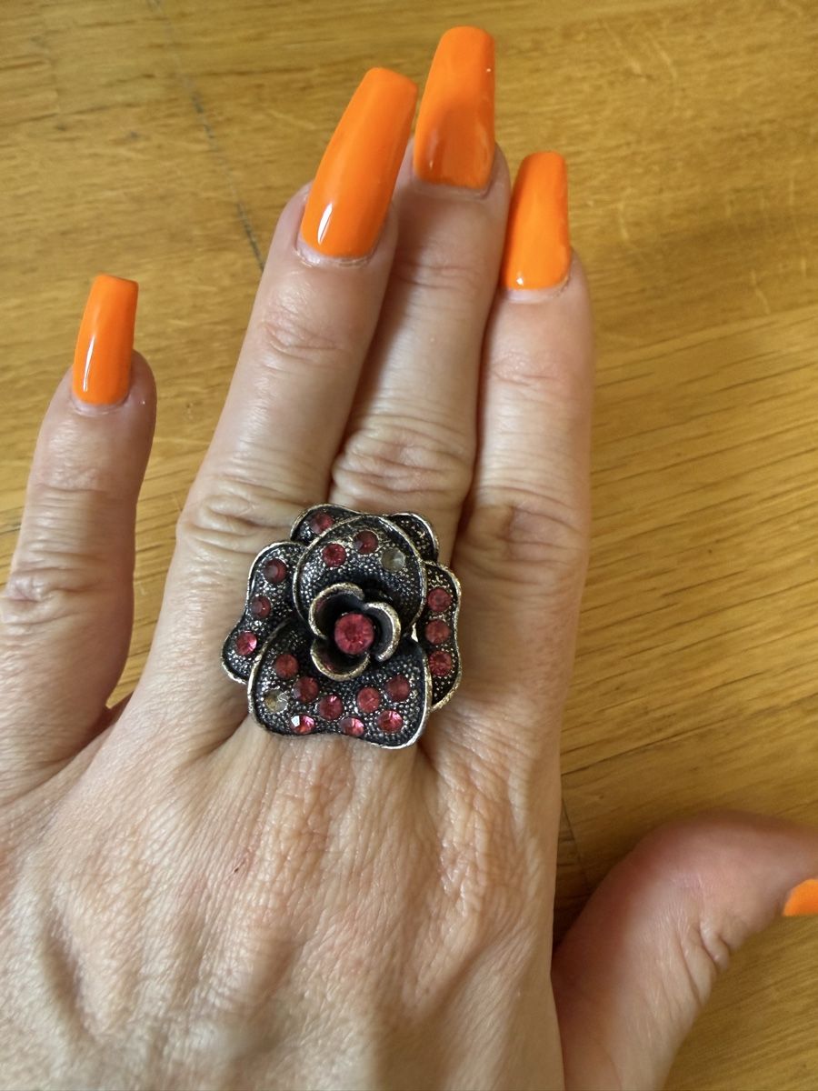 Anelli: Ring Blumenform mit roten Steinen Grösse verstellbar – Usato da Richterswil venduto da cobruetsch