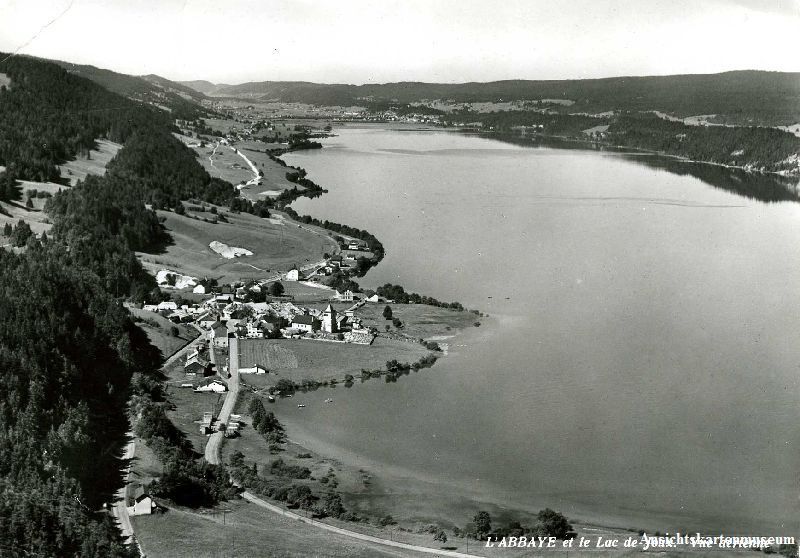 Ansichtskarten: L'Abbaye et lac de Joux Flugansicht 1962 – Gebraucht aus Emmenbrücke von teestube