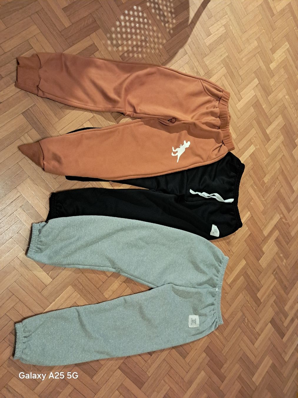 Hosen: Lot de 3 pantalons  garçon taille 130 – Gebraucht aus Ferpicloz von Clicli014